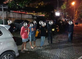Sejumlah remaja diamankan petugas kepolisian saat patroli dini hari di Jalan Parasamya, Sleman, Minggu (1/2/2026) sekitar pukul 02.10 WIB.