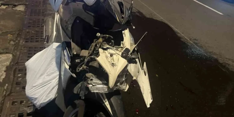 Sepeda motor Honda Vario mengalami kerusakan pada bagian depan usai terlibat kecelakaan dengan pejalan kaki di Jalan Jlagran Lor, Gedongtengen, Kota Yogyakarta, Minggu (8/2/2026) dini hari. Peristiwa tersebut menyebabkan pengendara dan pejalan kaki harus mendapatkan perawatan medis di RSUP Dr. Sardjito Yogyakarta.