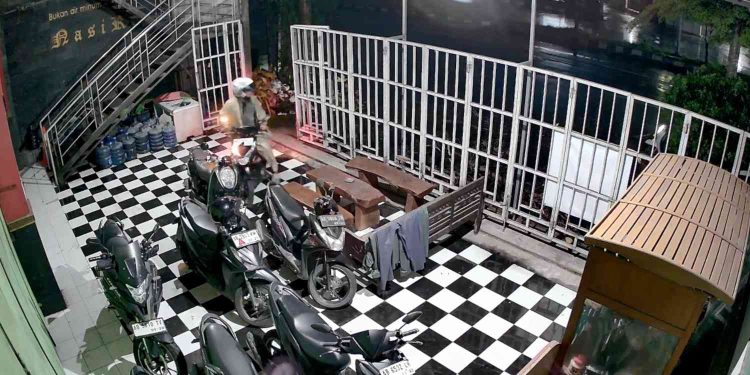 Tangkapan Layar Rekaman CCTV Pencurian di Kos Putri Kasihan