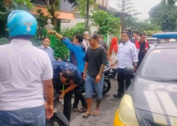 Warga dan aparat kepolisian mengamankan terduga pelaku penjambretan di kawasan Pakel, Umbulharjo, Yogyakarta, Senin (9/2/2026). Pelaku berhasil diamankan setelah sempat terjadi aksi kejar-kejaran dengan korban hingga terjatuh di dekat SD Muhammadiyah Pakel.