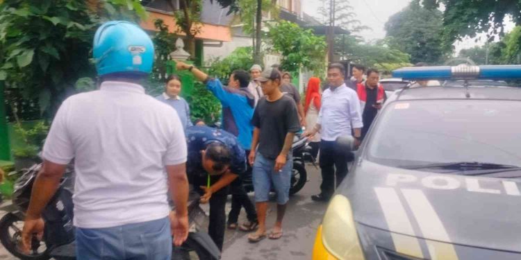 Warga dan aparat kepolisian mengamankan terduga pelaku penjambretan di kawasan Pakel, Umbulharjo, Yogyakarta, Senin (9/2/2026). Pelaku berhasil diamankan setelah sempat terjadi aksi kejar-kejaran dengan korban hingga terjatuh di dekat SD Muhammadiyah Pakel.