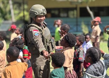Polisi Mengajar di Puncak Jaya, Anak-Anak Sambut dengan Antusias