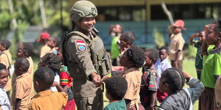 Polisi Mengajar di Puncak Jaya, Anak-Anak Sambut dengan Antusias