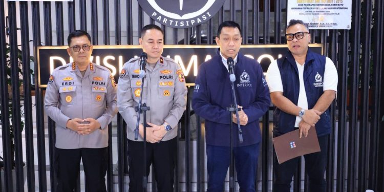 Polri Mengumumkan Penerbitan Red Notice untuk M. Riza Chalid