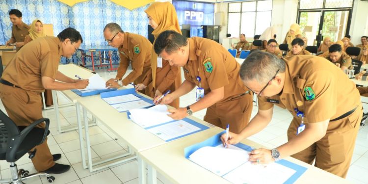 Diskominfosandi Hulu Sungai Utara Tandatangani Perjanjian Kinerja ASN 2026