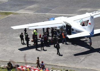 Satgas Damai Cartenz Pastikan Keamanan Bandara Bilogai untuk Kelancaran Logistik