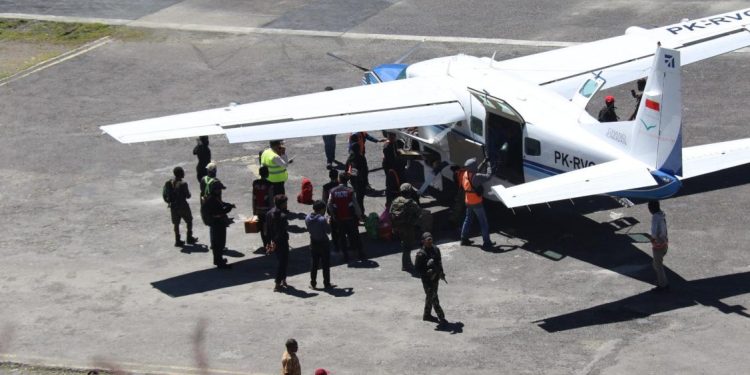Satgas Damai Cartenz Pastikan Keamanan Bandara Bilogai untuk Kelancaran Logistik