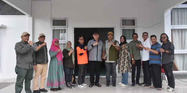 Pemkab Bener Meriah dan DLHK Aceh Bahas Pemanfaatan Kayu Hanyutan untuk Hunian Sementara