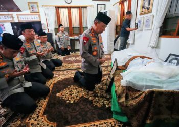Kapolri dan Pejabat Utama Polri Hadiri Takziah di Rumah Almarhumah Meri Hoegeng