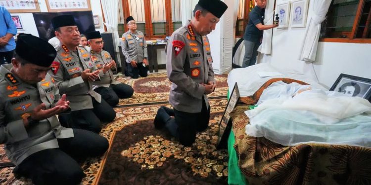 Kapolri dan Pejabat Utama Polri Hadiri Takziah di Rumah Almarhumah Meri Hoegeng
