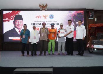 Pengemudi Becak Lamongan Terima 200 Becak Listrik dari Presiden