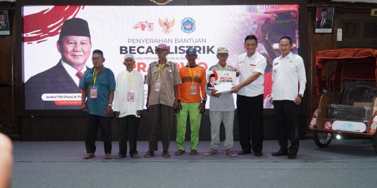 Pengemudi Becak Lamongan Terima 200 Becak Listrik dari Presiden