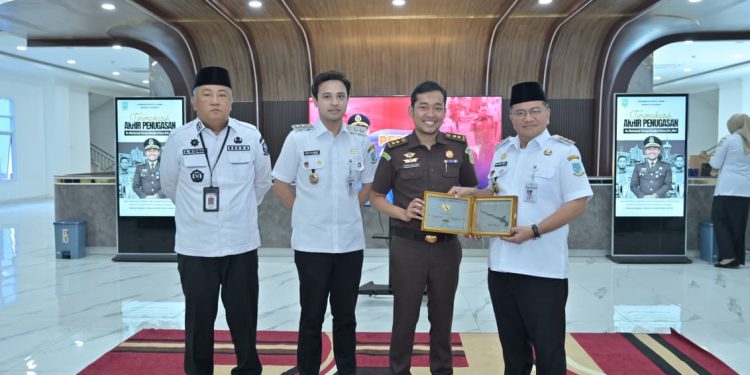 Pemkot Jambi Berikan Penghargaan kepada Kabag Hukum atas Dedikasinya