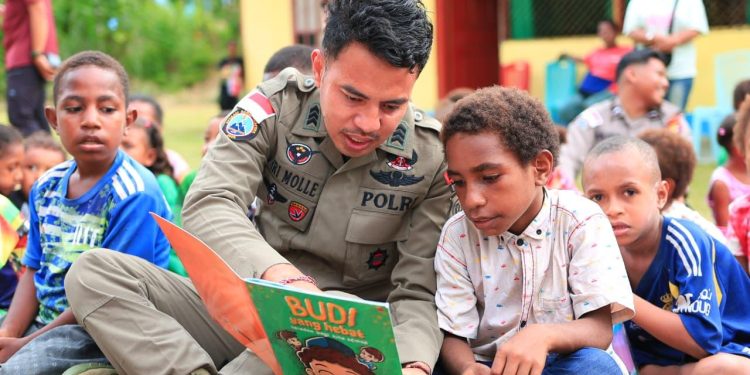 Personel Ops Damai Cartenz 2026 Gelar Kegiatan Edukatif di Taman Baca Koya Tengah
