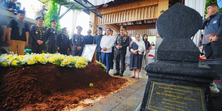Kapolri Hadiri Pemakaman Meriyati Hoegeng, Sampaikan Penghormatan Terakhir