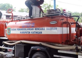 Pemkab Katingan Distribusikan Air Bersih untuk Warga Kasongan yang Terdampak Gangguan PDAM