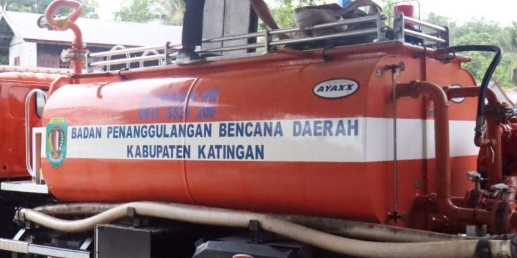 Pemkab Katingan Distribusikan Air Bersih untuk Warga Kasongan yang Terdampak Gangguan PDAM