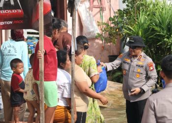 Kapolda Metro Jaya Salurkan Bantuan Sembako untuk Korban Banjir di Bekasi