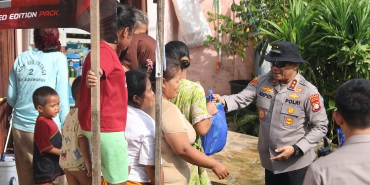 Kapolda Metro Jaya Salurkan Bantuan Sembako untuk Korban Banjir di Bekasi