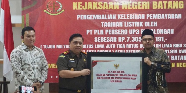 Kejari Batang Fasilitasi Pengembalian Kelebihan Pembayaran Listrik Rp7,3 Miliar