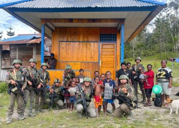 Kehadiran Polisi di Kampung Yunabol Bawa Pesan Kesehatan dan Kebersamaan