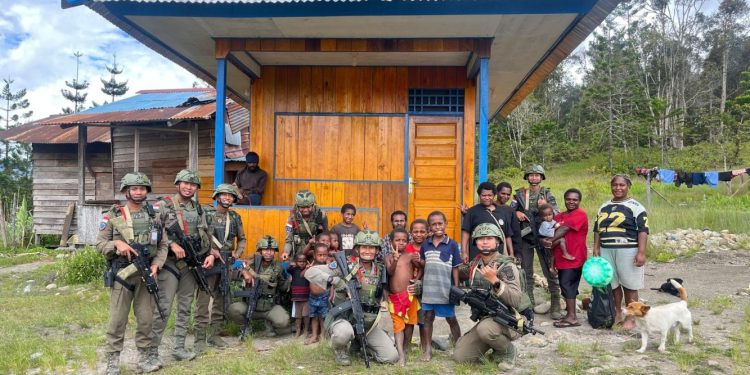 Kehadiran Polisi di Kampung Yunabol Bawa Pesan Kesehatan dan Kebersamaan