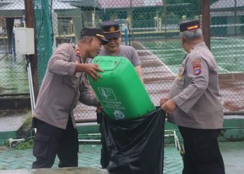 Polres Balangan Gelar Aksi Bersih-Bersih di Taman Sanggam