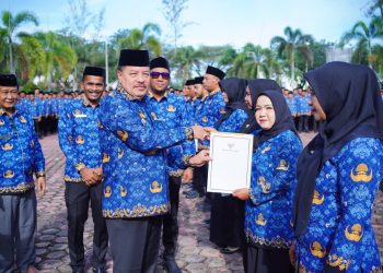Bupati Nagan Raya Resmi Serahkan SK untuk 2.150 PPPK Paruh Waktu