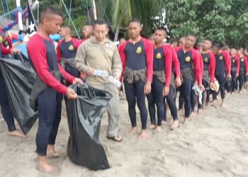 Pusdik Brimob Laksanakan Aksi Bersih Pantai di Situbondo Sesuai Arahan Presiden