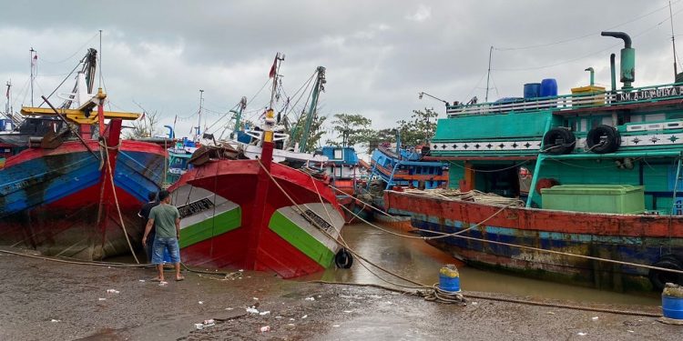 Pendangkalan Muara Sungai di Batang Hambat Aktivitas Nelayan