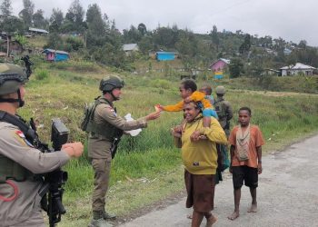 Patroli Damai Cartenz di Sugapa Bawa Layanan Kesehatan