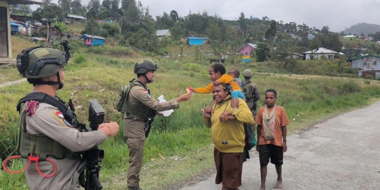 Patroli Damai Cartenz di Sugapa Bawa Layanan Kesehatan