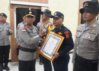 Kapolda Aceh Anugerahkan Penghargaan kepada Danyon dan Taruna Akpol atas Aksi Kemanusiaan di Aceh Tamiang