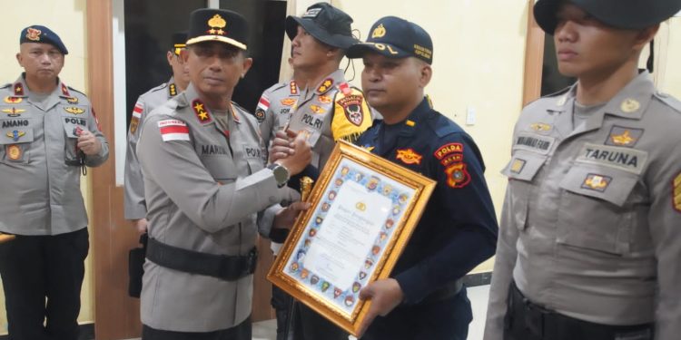 Kapolda Aceh Anugerahkan Penghargaan kepada Danyon dan Taruna Akpol atas Aksi Kemanusiaan di Aceh Tamiang
