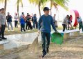 Amsakar Achmad Pimpin Gerakan Bersih Pantai di Ocarina