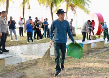 Amsakar Achmad Pimpin Gerakan Bersih Pantai di Ocarina