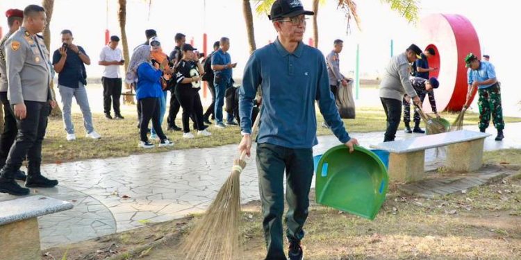 Amsakar Achmad Pimpin Gerakan Bersih Pantai di Ocarina