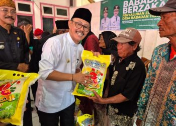 Wakil Bupati Indramayu Serahkan Zakat Maal Pertanian kepada Warga
