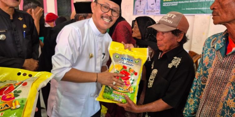 Wakil Bupati Indramayu Serahkan Zakat Maal Pertanian kepada Warga