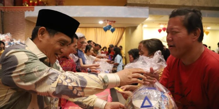 Wamenag Ajak Masyarakat Rawat Persatuan Lewat Berbagi Imlek