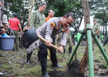Kolaborasi TNI-Polri dan Warga Jakarta Bersihkan Waduk Cincin Papanggo
