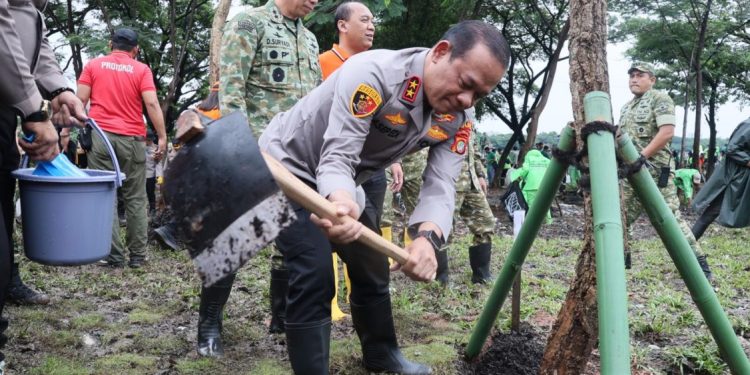Kolaborasi TNI-Polri dan Warga Jakarta Bersihkan Waduk Cincin Papanggo