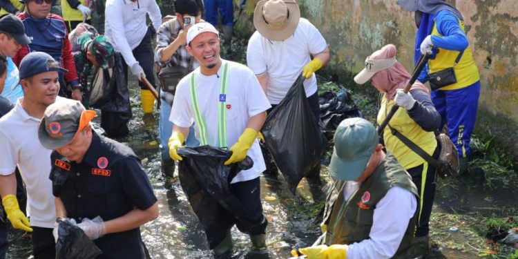 Pemkot Pekanbaru Adakan Gotong Royong Massal untuk Gerakan Indonesia ASRI