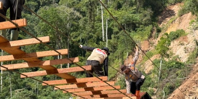 Polres Gayo Lues Rampungkan Jembatan Gantung di Dusun Begade Empat