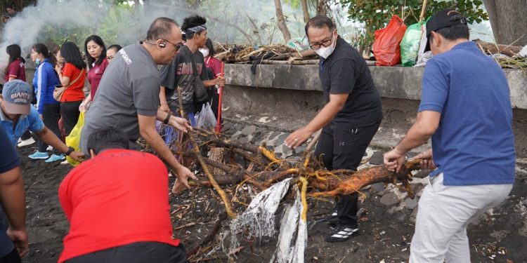 Pemkab Buleleng Intensifkan Program Kebersihan Pesisir Pantai