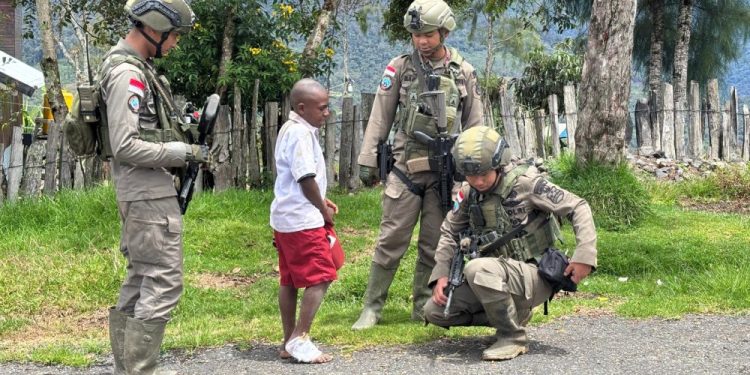Polisi Berikan Pelayanan Kesehatan di Pedalaman Papua