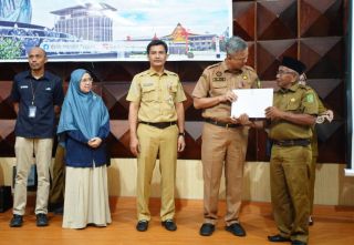 Pemerintah Riau Serahkan SK Pensiun dan Pembekalan untuk PNS