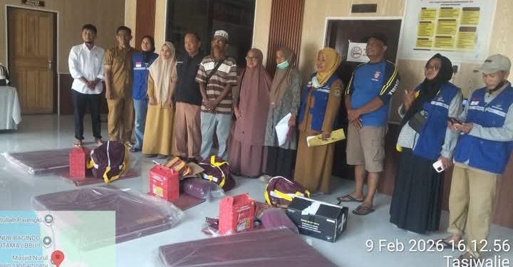 Dinsos dan Tagana Pinrang Berikan Bantuan untuk Korban Angin Kencang