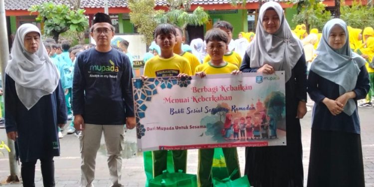 SD Muhammadiyah Pajangan 2 Bagikan 100 Paket Sembako Sambut Ramadan