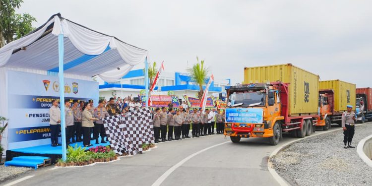 Kapolri Kirim 22 Kontainer Bantuan untuk Korban Bencana di Sumatra